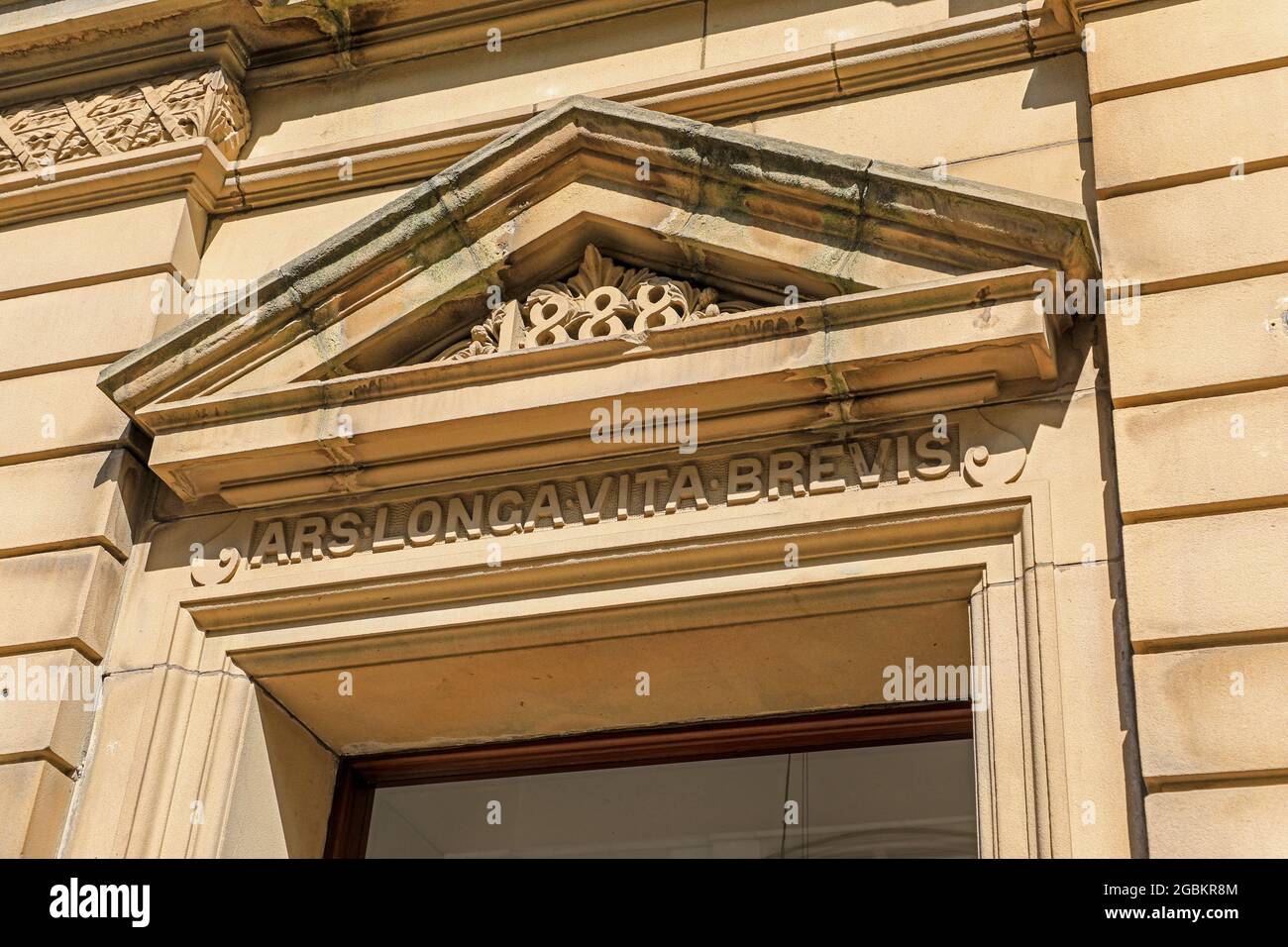 Steinschnitzerei über einer Tür der Sheffield Medical Institution mit der Aufschrift „ars longa vita brevis“, Sheffield, Yorkshire, England, Großbritannien Stockfoto