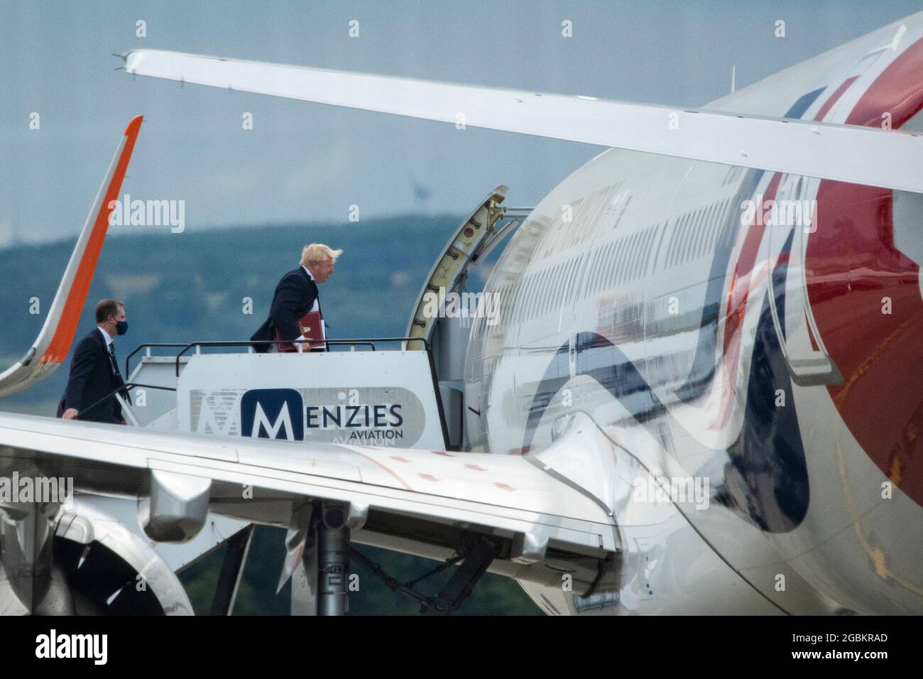 Glasgow, Schottland, Großbritannien. August 2021. IM BILD: Der britische Premierminister RT Hon, Boris Johnson, sah, wie er die Stufen des Privatflugzeugs Airbus A321 von Union Jack hochstieg, auf dem Weg nach Aberdeen für die nächste Etappe seines Schottlandbesuchs. Quelle: Colin Fisher/Alamy Live News Stockfoto