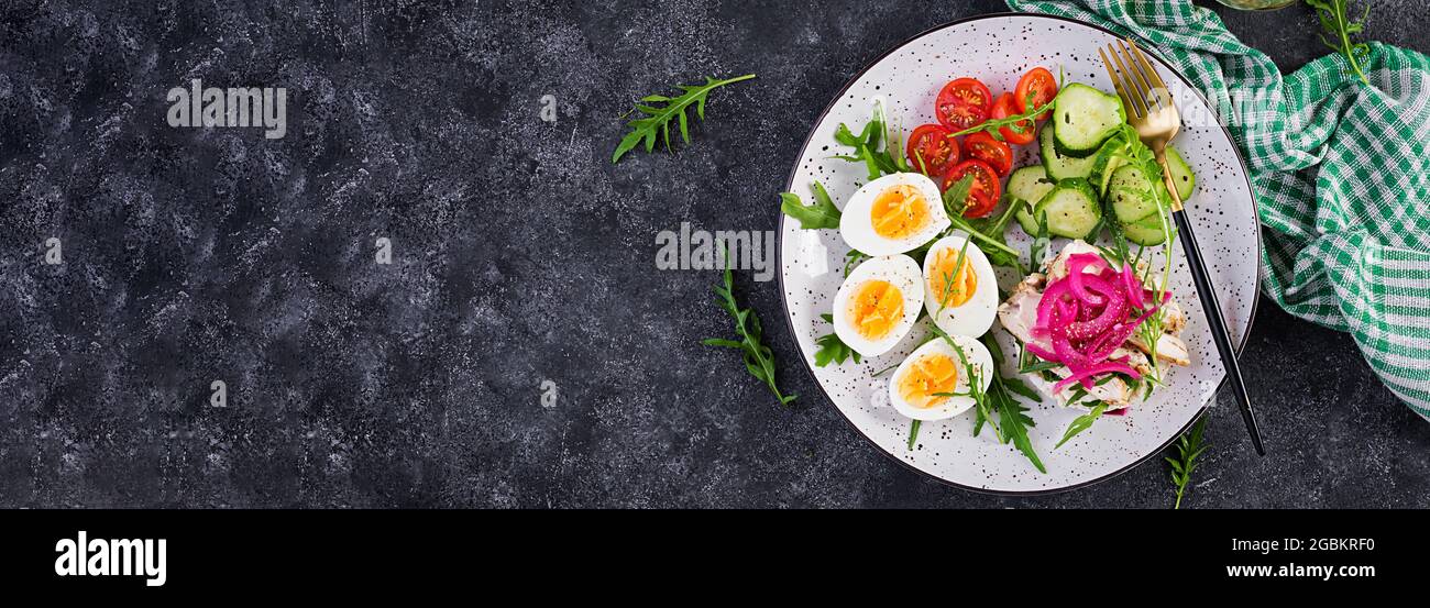 Frühstück. Gekochter Eiersalat mit Gemüse, Gurken, Tomaten und Sandwich mit Ricotta-Käse, gebratenem Hühnerfilet und roter Zwiebel. Keto/Paleo Mittagessen. Bis Stockfoto