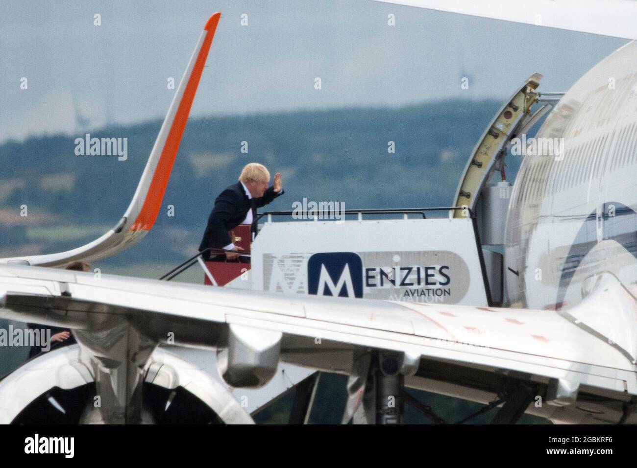 Glasgow, Schottland, Großbritannien. August 2021. IM BILD: Der britische Premierminister RT Hon, Boris Johnson, sah, wie er die Stufen des Privatflugzeugs Airbus A321 von Union Jack hochstieg, auf dem Weg nach Aberdeen für die nächste Etappe seines Schottlandbesuchs. Quelle: Colin Fisher/Alamy Live News Stockfoto