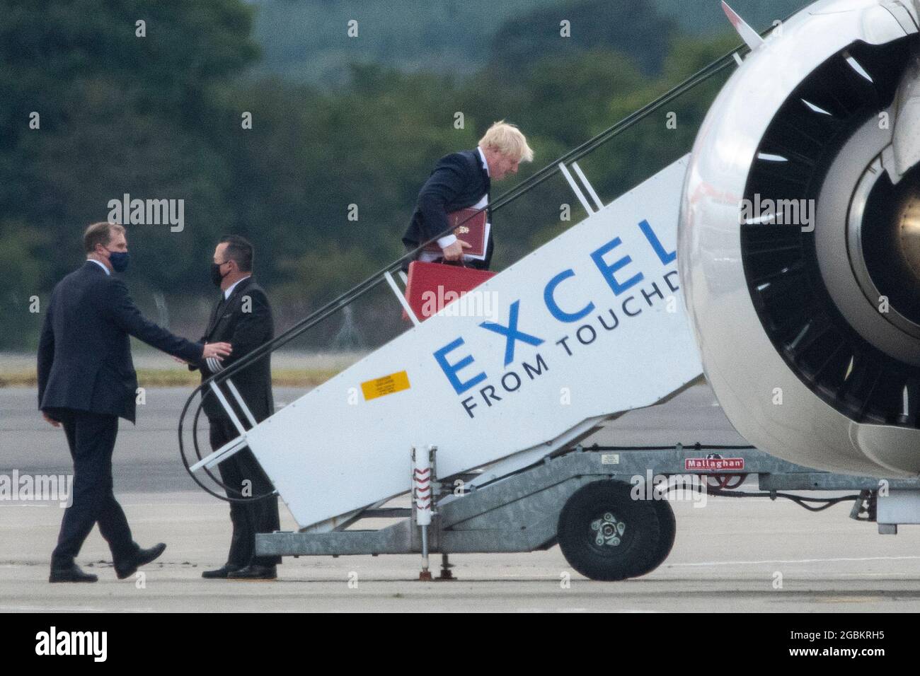 Glasgow, Schottland, Großbritannien. August 2021. IM BILD: Der britische Premierminister RT Hon, Boris Johnson, sah, wie er die Stufen des Privatflugzeugs Airbus A321 von Union Jack hochstieg, auf dem Weg nach Aberdeen für die nächste Etappe seines Schottlandbesuchs. Quelle: Colin Fisher/Alamy Live News Stockfoto