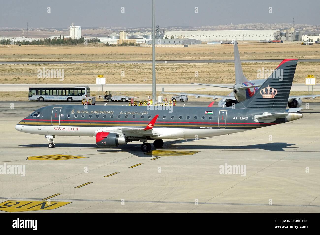 Royal Jordanian Airlines (ist die Fluggesellschaft unter der Flagge  Jordaniens), Flugzeug Embraer 175 Stockfotografie - Alamy