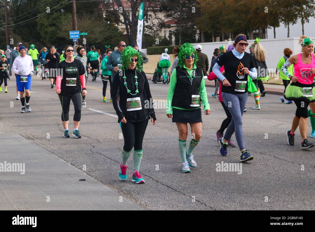 Menschen in Kostümen, die am St. Patricks Day Run in Tulsa Oklahoma USA 3 17 2018 teilnehmen Stockfoto