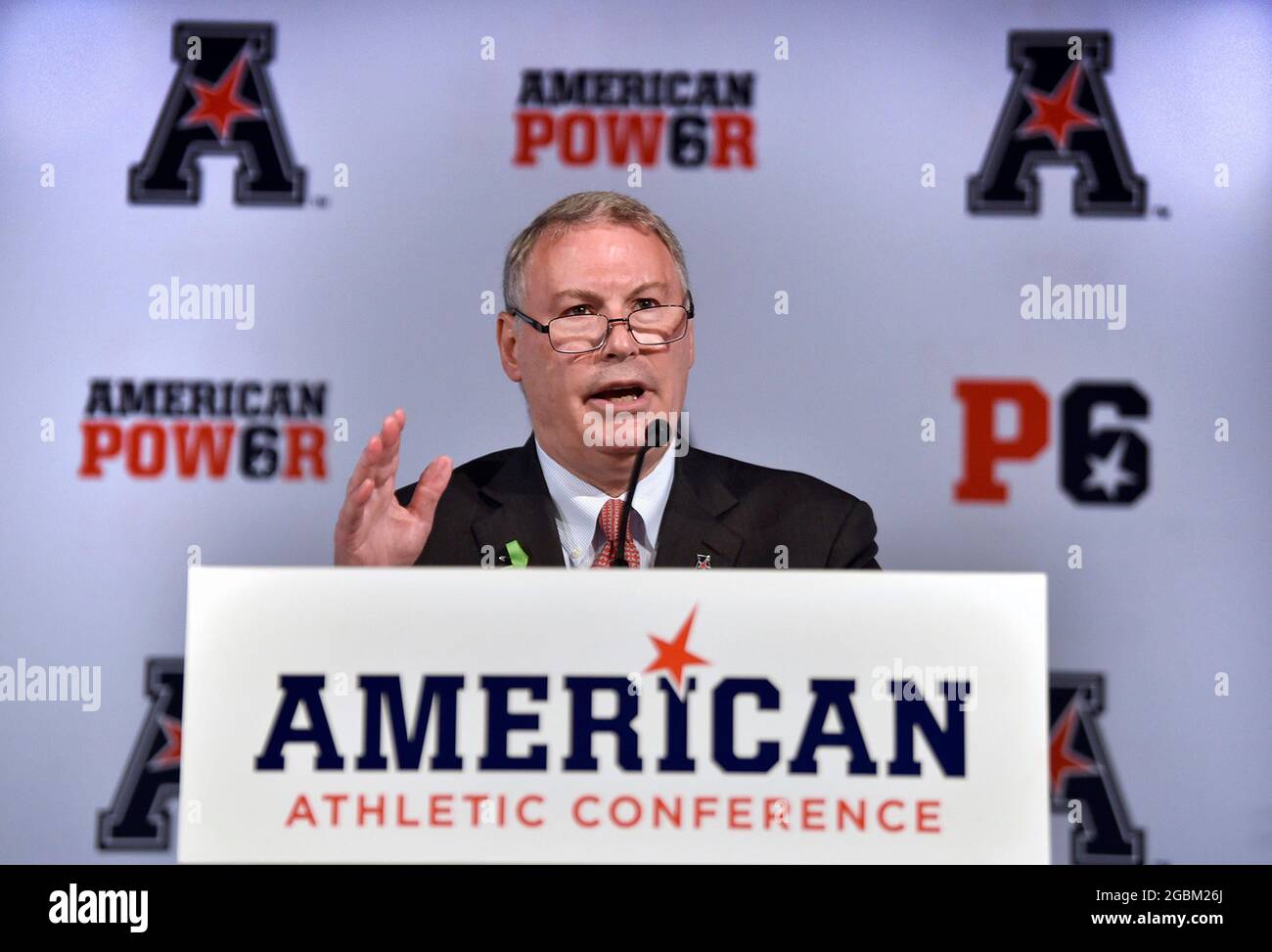 Newport, USA. Juli 2019. mike Aresco, der für die amerikanische Athletic Conference zuständige kommissar, spricht am 16. Juli 2019 beim AAC-Medientag in Newport, Rhode Island. (Foto: Brad Horrigan/Hartford Courant/TNS/Sipa USA) Quelle: SIPA USA/Alamy Live News Stockfoto