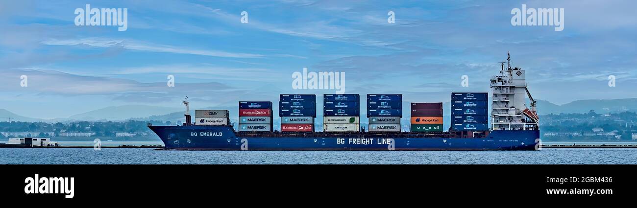 Ein Schiff der BG Emerald Freightline, das Dublin, Port, Irland, mit Schiffscontainern verlässt. Stockfoto