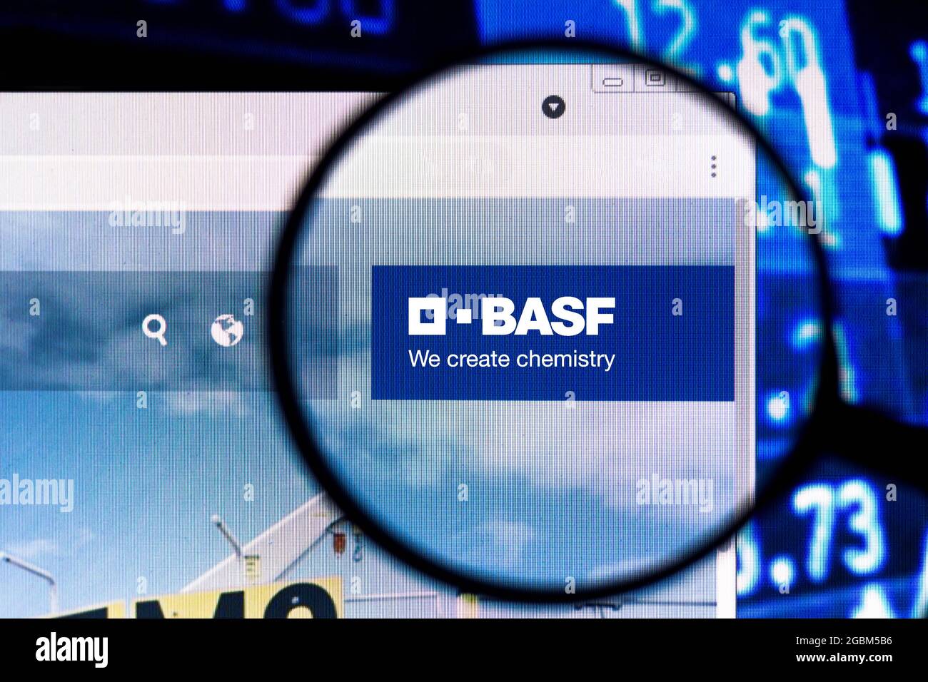 In dieser Abbildung ist die Homepage der BASF SE-Website auf einem Computerbildschirm durch eine Lupe zu sehen. Stockfoto