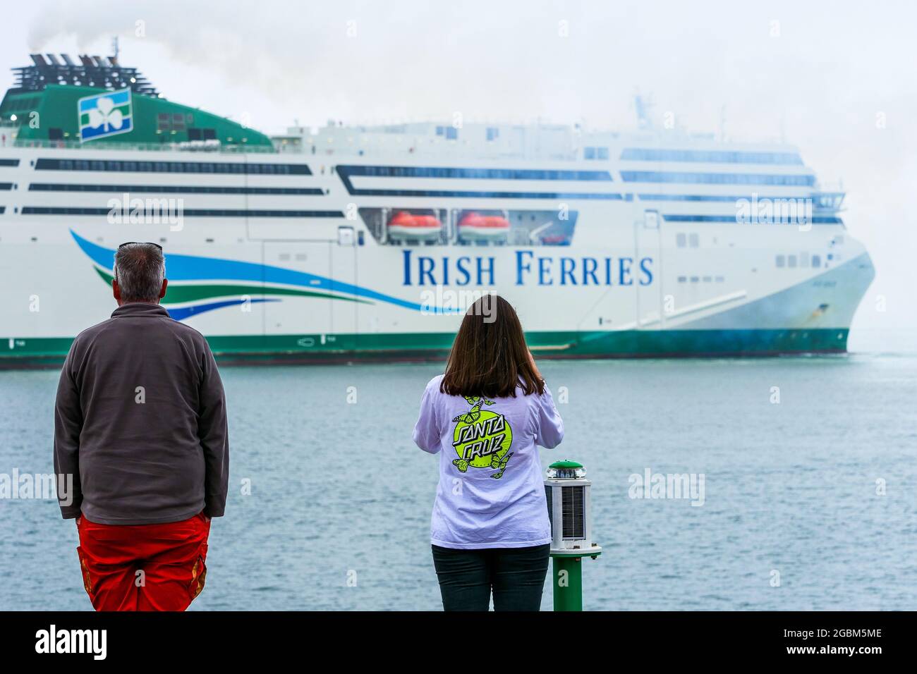 Blick auf ein Fährschiff der Irish Ferries, das den Hafen von Cherbourg, Departement Manche, Cotentin, Region Normandie, Frankreich verlässt Stockfoto