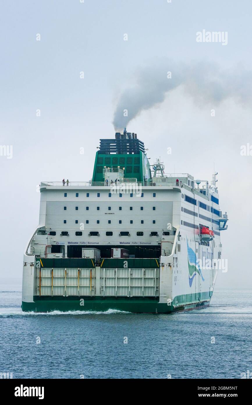 Eine Fähre von Irish Ferries, die den Hafen von Cherbourg, Departement Manche, Cotentin, Region Normandie, Frankreich verlässt Stockfoto