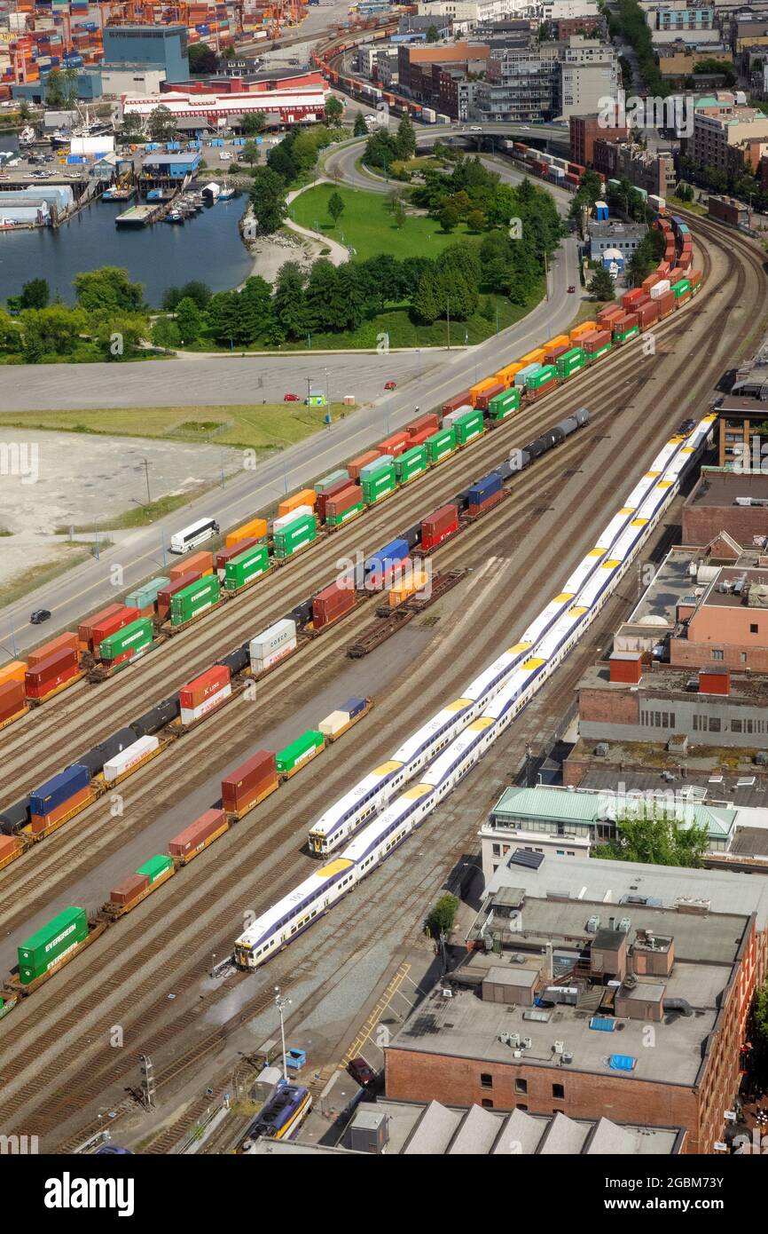 Zug Siding Triebwagen mit Shipping Sea Containers Transportbereit transportiert KanadaVancouver Kanada Stockfoto