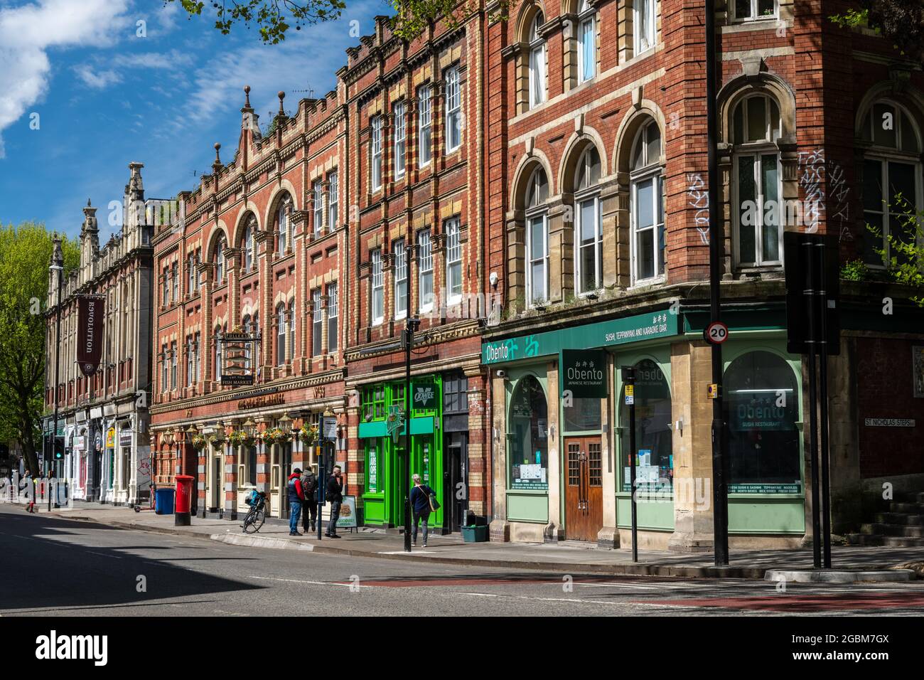 Viktorianische Backsteingebäude im unverwechselbaren Stil der „Bristol byzantine“-Architektur bilden das Straßenbild der Baldwin Street im Zentrum von Bristol. Stockfoto