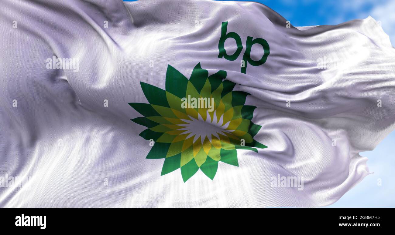 London, Großbritannien, August 2021: Weiße Flagge mit dem British Petroleum-Logo, das im Wind winkt. BP ist ein britisches multinationales Öl- und Gasunternehmen mit Hauptsitz Stockfoto London, Großbritannien, August 2021: Weiße Flagge mit dem British Petroleum-Logo, das im Wind winkt. BP ist ein britisches multinationales Öl- und Gasunternehmen mit Hauptsitz Stockfoto