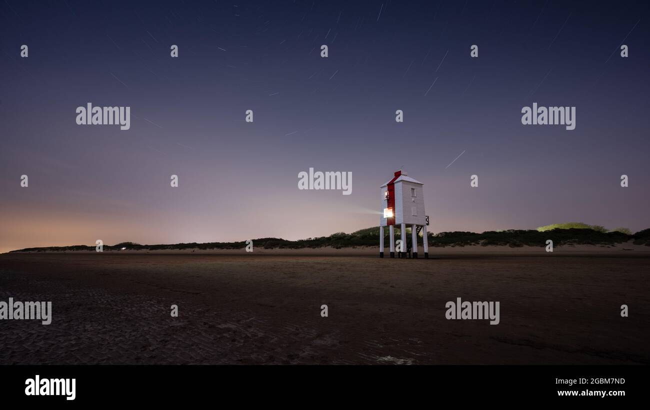 Der Leuchtturm am Burnham-on-Sea Beach ist nachts beleuchtet. Stockfoto