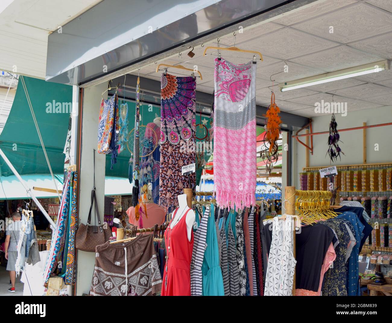 Mode-Boutiquen in belebten Markt in Thailand. Stockfoto