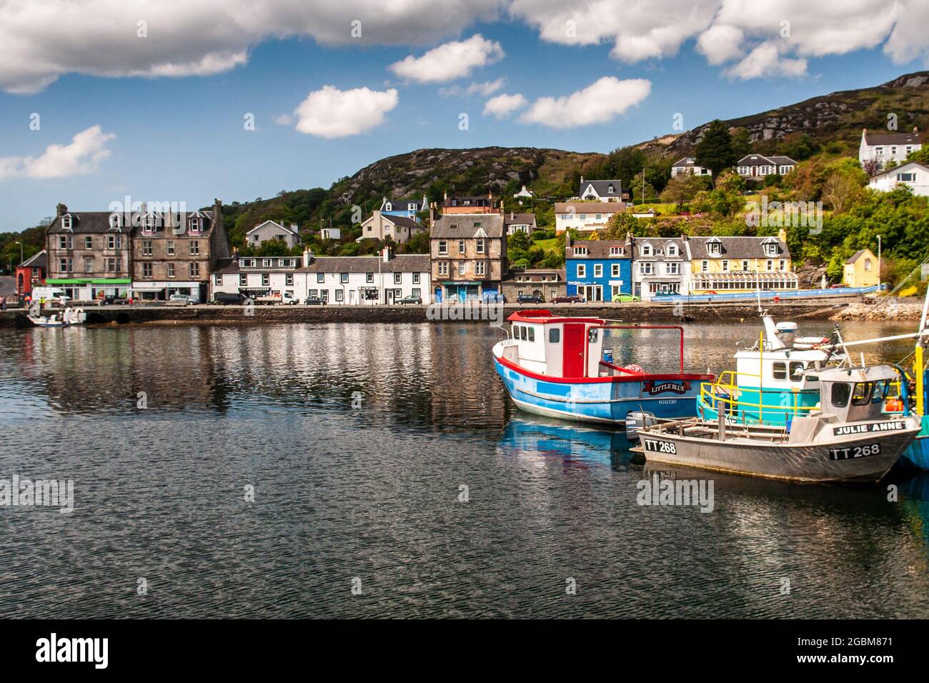 Argyll, Schottland, Großbritannien - 3. Juni 2011: Fischerboote werden in einem Hafen im Dorf Tarbert am Loch Fyne in Argyll in den West Highlands von Schottland vertäut Stockfoto