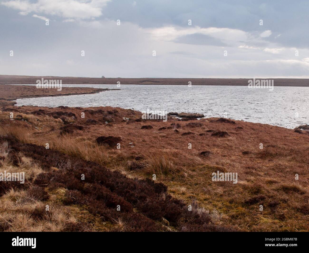 Giebelwände des ruinierten Moine House erheben sich allein in der riesigen Moorlandschaft von Sutherland im hohen Norden der schottischen Highlands. Stockfoto