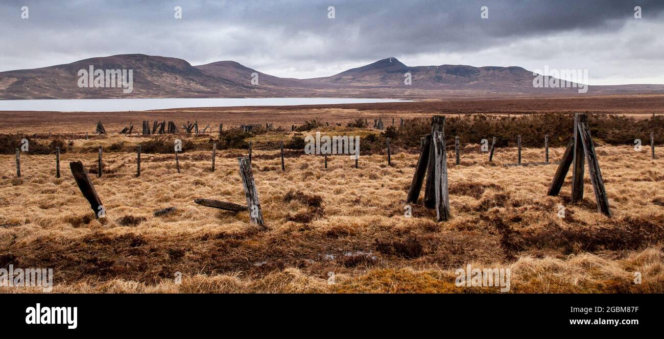 Die Berge erheben sich aus dem Moormoor von Sutherland im äußersten Norden der schottischen Highlands. Stockfoto