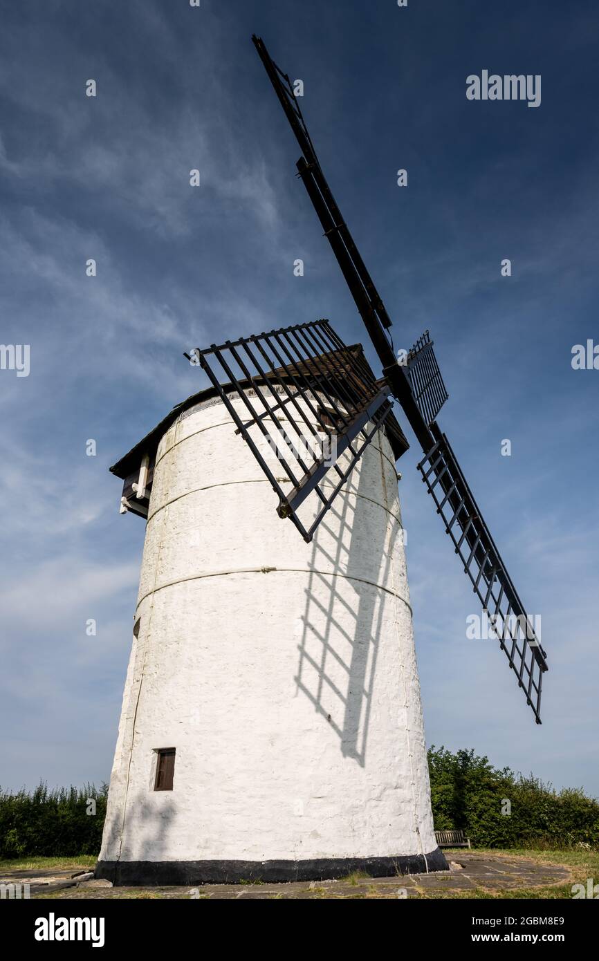 Die Turmmühle aus dem 18. Jahrhundert bei Ashton Windmill in Chapel Allerton in Somerset. Stockfoto
