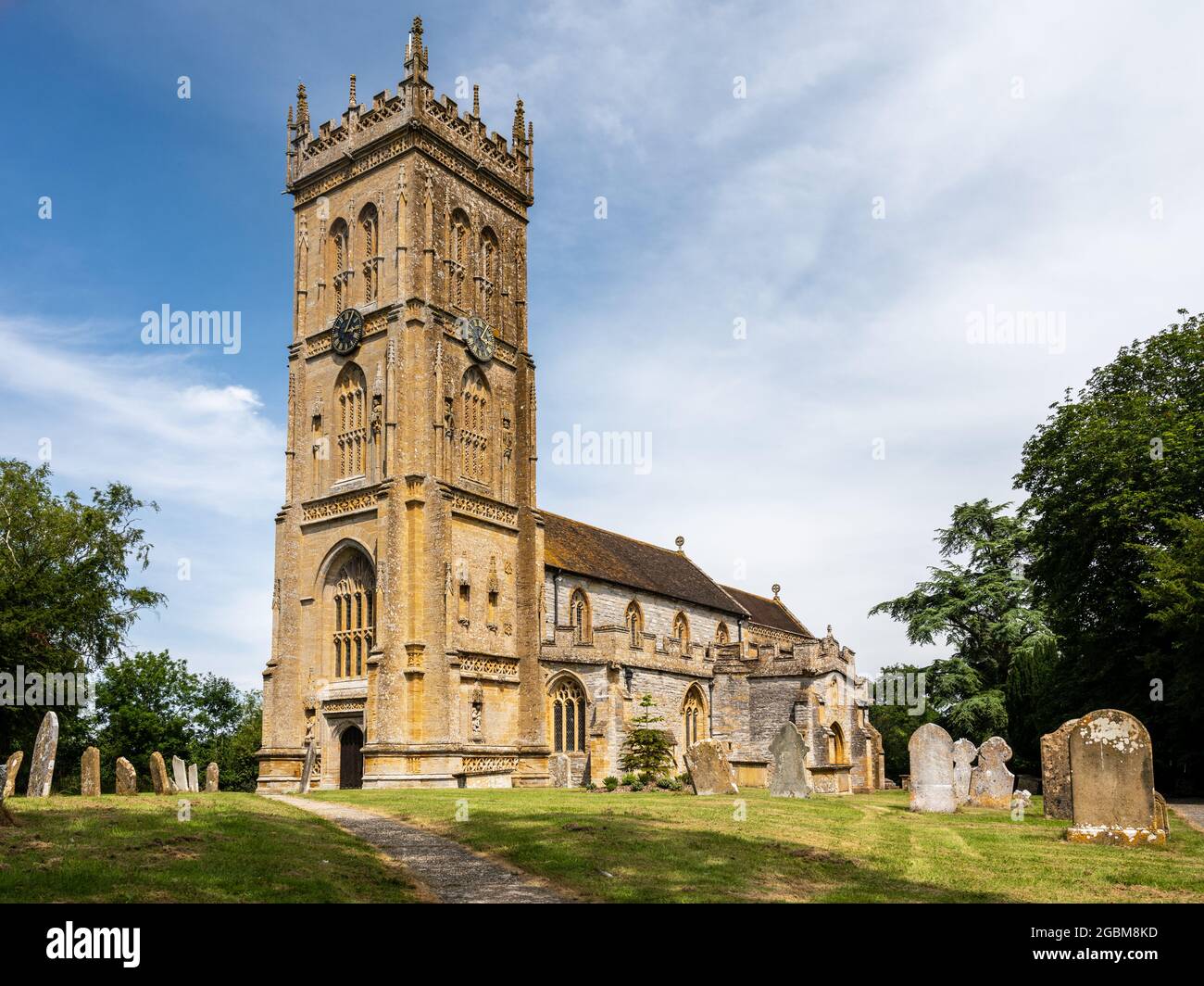 Die traditionelle gotische Pfarrkirche St. Martin im Dorf Kingsbury Episcopi mit ihrem markanten Somerset Tower aus Hamstein. Stockfoto