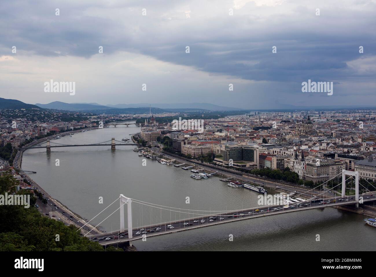 Die Elisabethbrücke (Erzsebet HID), die Kettenbrücke (Lanc HID) und die Margaretenbrücke (Margit HID) sind auf der Donau zu sehen, die Buda mit Pest verbindet. Stockfoto