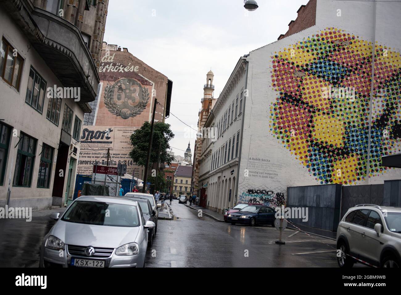 Budapest, Pest, Ungarn. Juli 2021. Ein Wandbild in der Rumbach-Straße in Budapest zeigt den vom ungarischen Erno Rubik erfundenen Rubik-Würfel. (Bild: © Attila Husejnow/SOPA Images via ZUMA Press Wire) Stockfoto