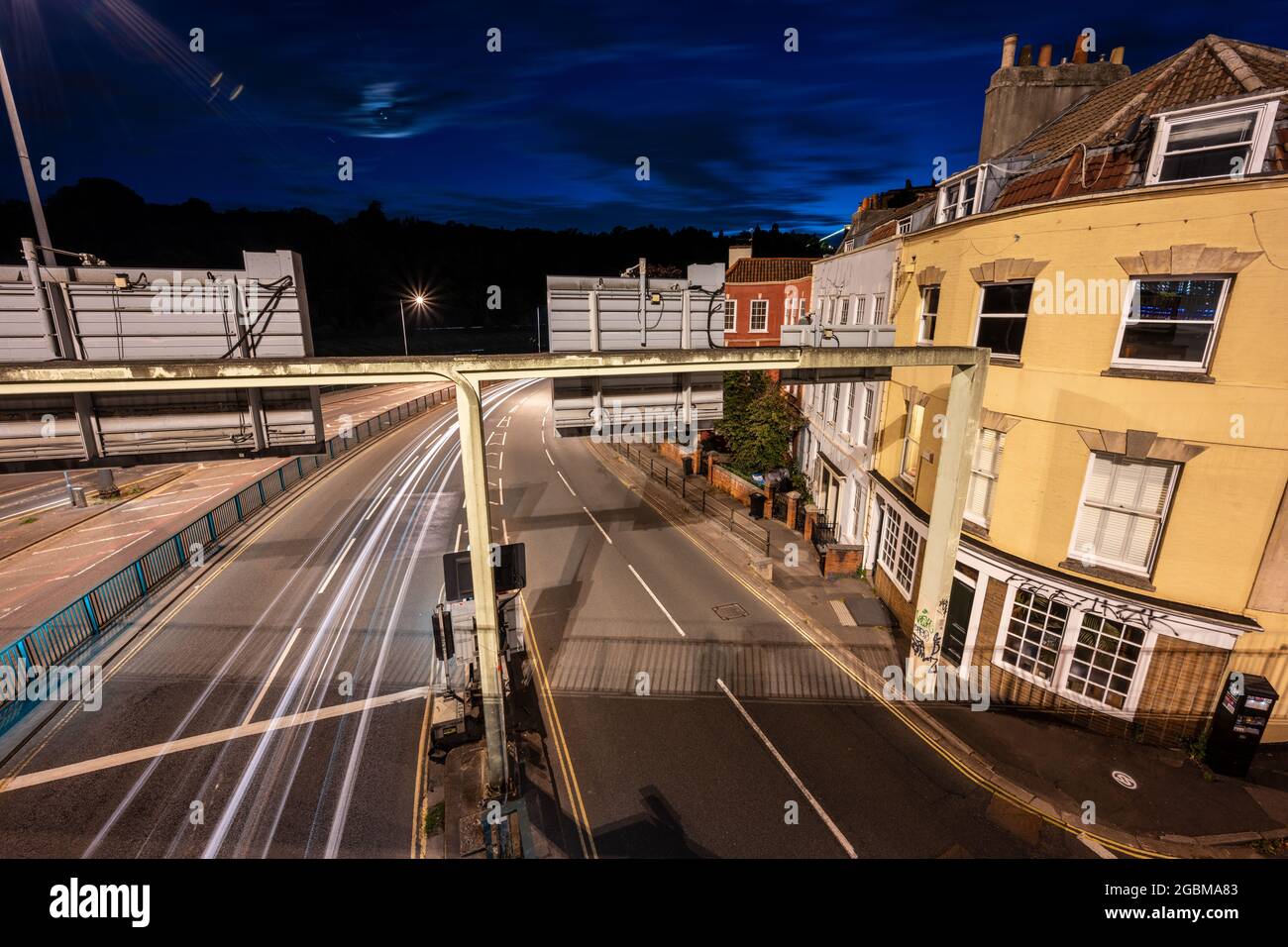 Auf dem Straßensystem des Cumberland Basin in Hotwells, Bristol, das Mitte des 20. Jahrhunderts gebaut wurde, hinterlässt der Verkehr nachts leichte Spuren. Stockfoto