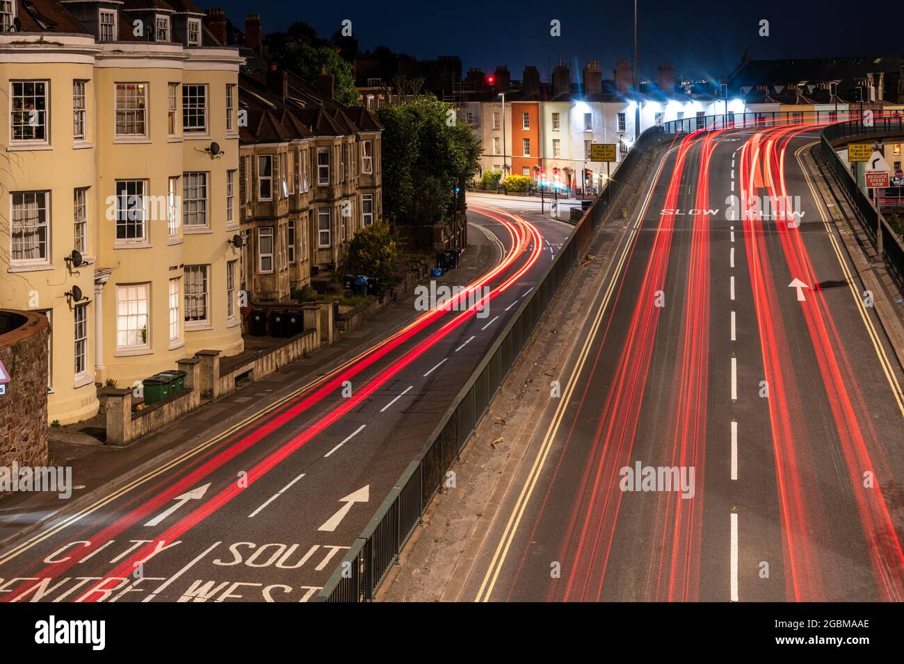 Auf dem Straßensystem des Cumberland Basin in Hotwells, Bristol, das Mitte des 20. Jahrhunderts gebaut wurde, hinterlässt der Verkehr nachts leichte Spuren. Stockfoto
