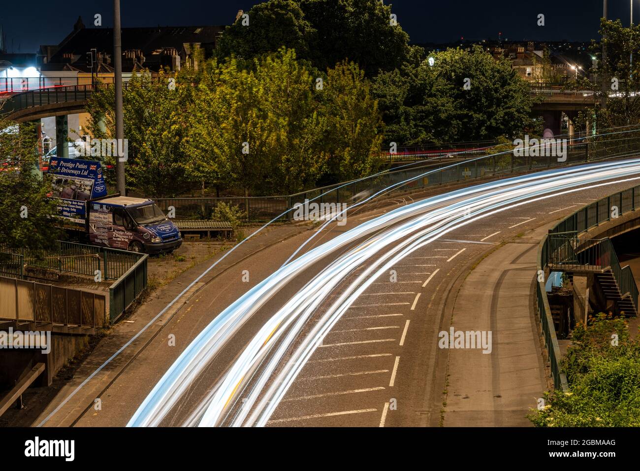 Auf dem Straßensystem des Cumberland Basin in Hotwells, Bristol, das Mitte des 20. Jahrhunderts gebaut wurde, hinterlässt der Verkehr nachts leichte Spuren. Stockfoto