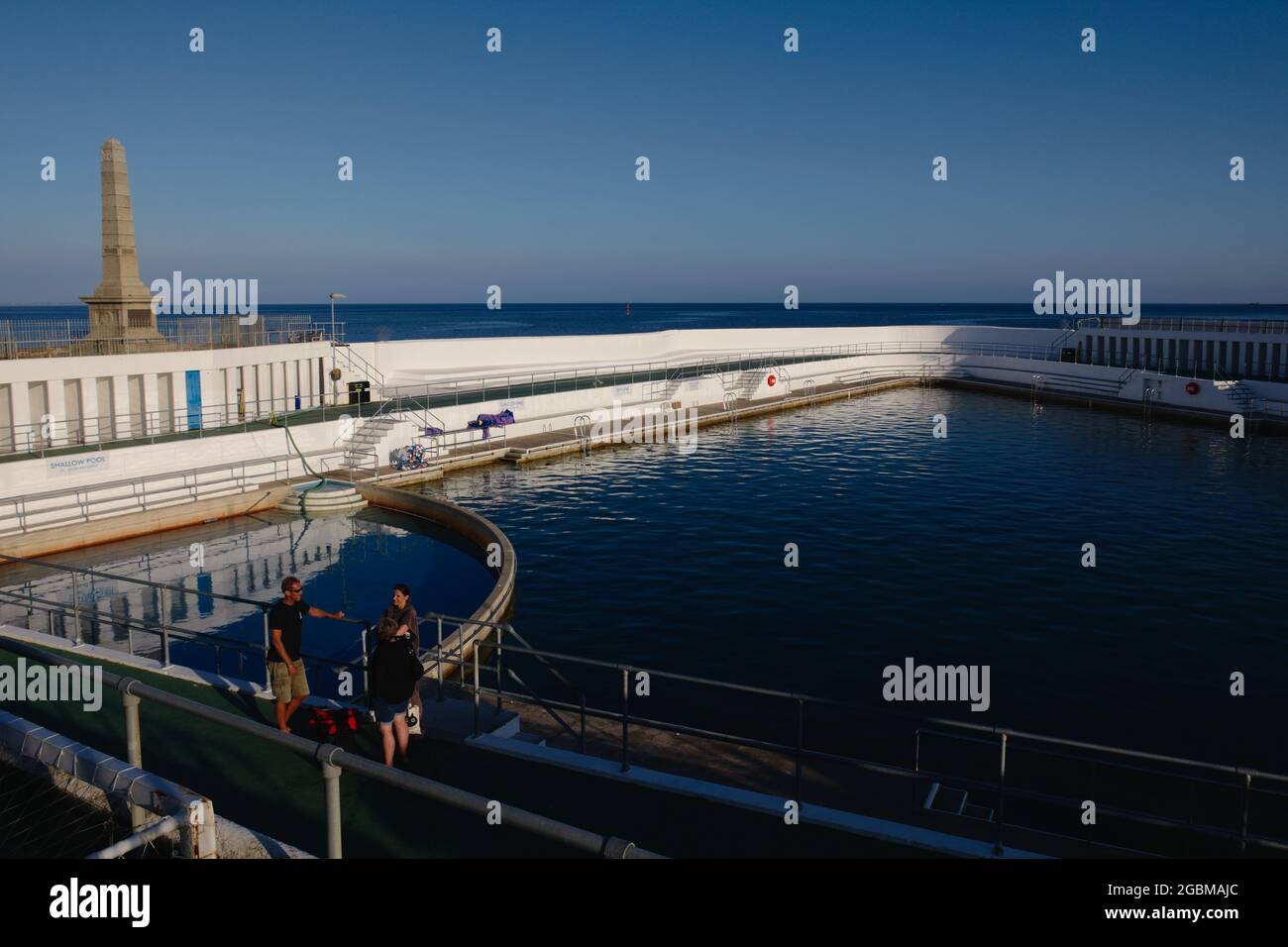 Jubilee Pool, ein Art-Deco-lido aus dem Jahr 1935, Architekt Frank Latham, Summer's Evening, Penzance, Cornwall, südwestengland, Großbritannien, Juli 2021 Stockfoto