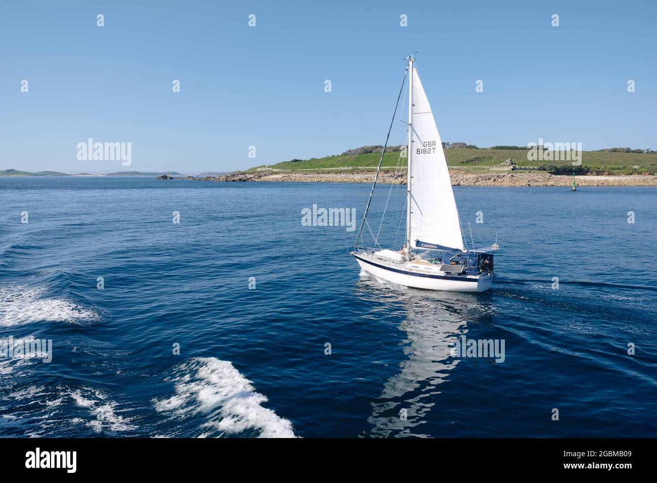 Ein Boot vor der Küste der Insel St. Mary, von der Fähre Scillonian III aus gesehen, Isles of Scilly, Cornwall, England, Großbritannien, Juli 2021 Stockfoto