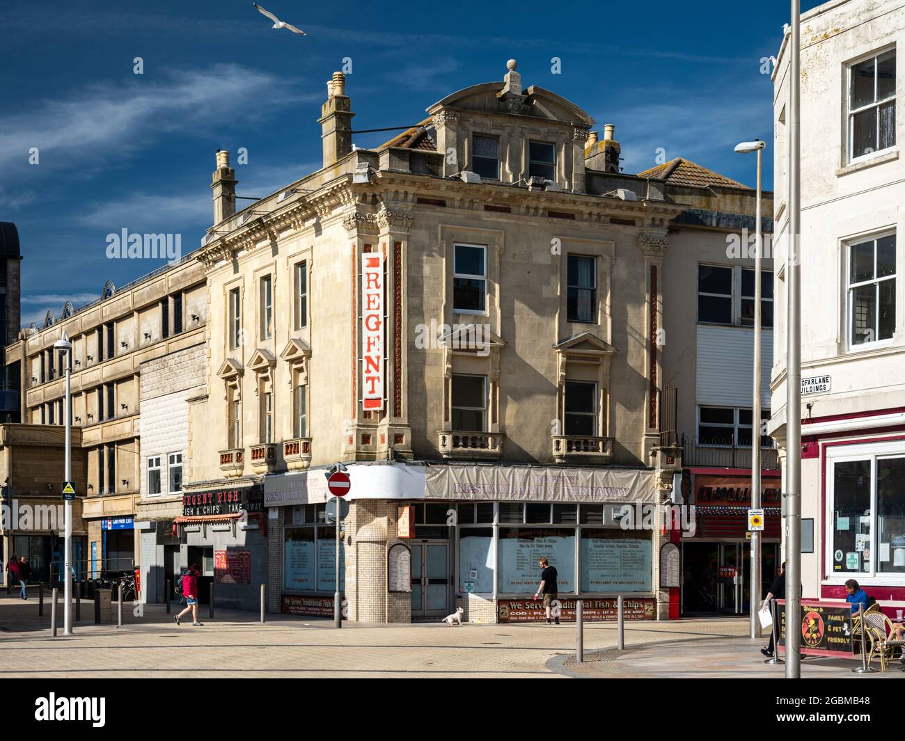 Die Sonne scheint in den Restaurants und Geschäften der Regent Street in der Küstenstadt Weston-Super-Mare. Stockfoto