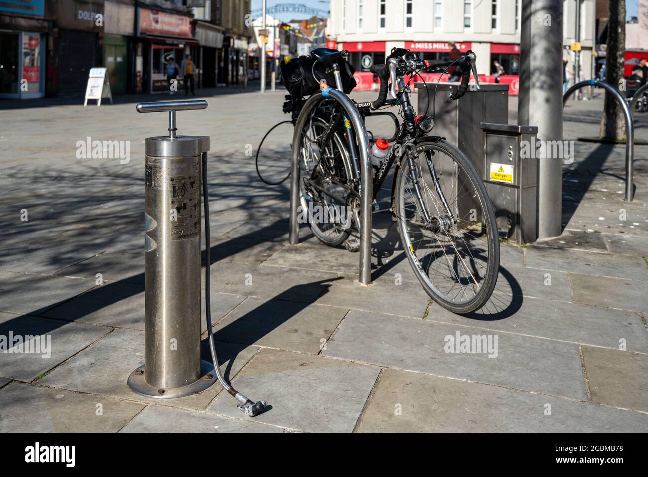 Eine öffentliche Fahrradpumpe Cyclehoop steht neben einem Fahrradparkplatz auf einem öffentlichen Platz im Stadtzentrum von Weston-Super-Mare. Stockfoto