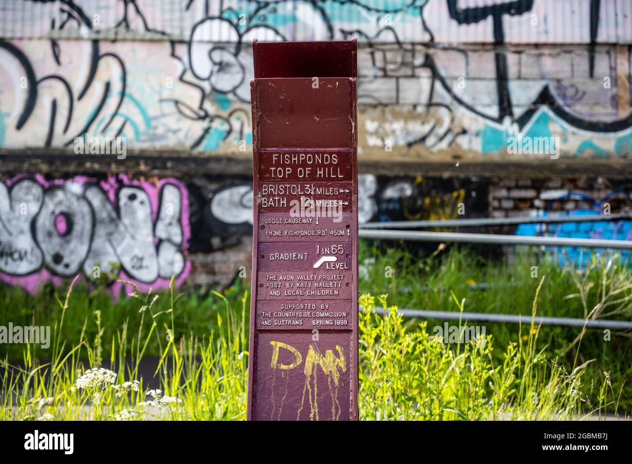 Ein gusseiserner Milepost gibt Wegbeschreibungen und Entfernungen auf dem Bristol and Bath Railway Path in Fishteionds, Bristol. Stockfoto