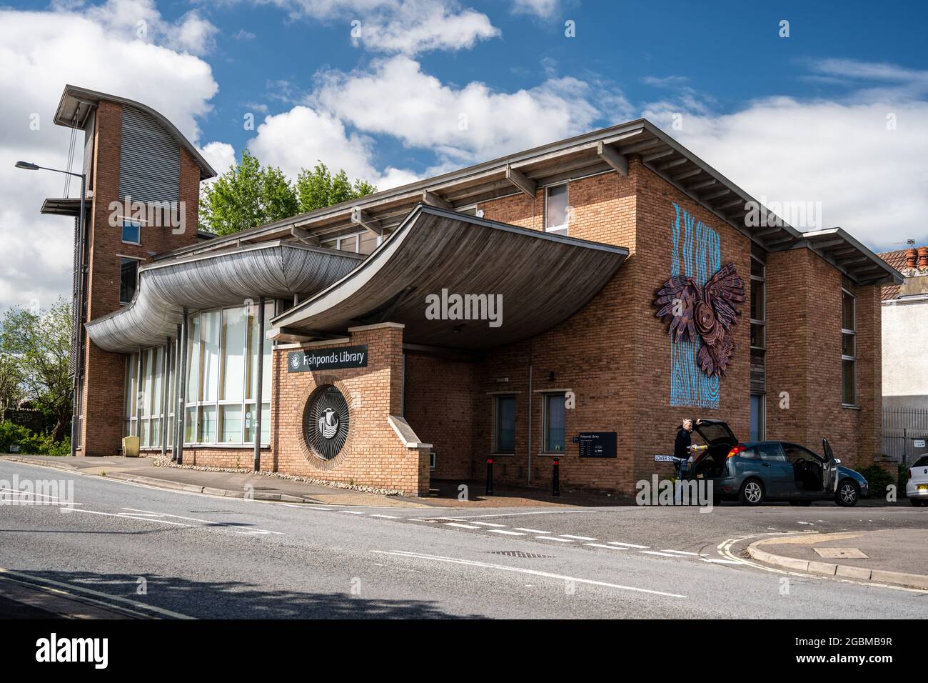 Die Sonne scheint auf dem modernen Ziegelsteingebäude FishPonds Library in Bristol. Stockfoto