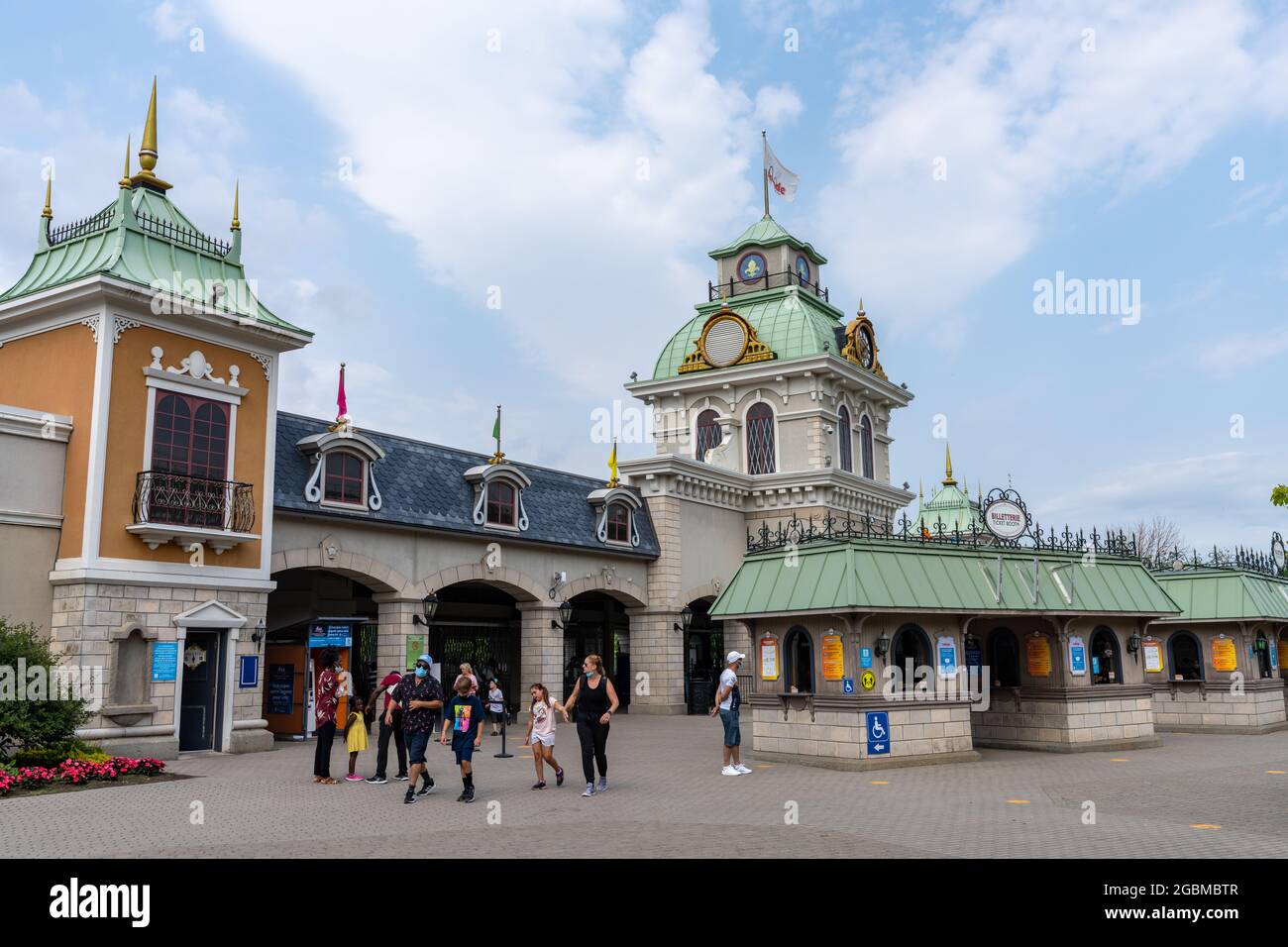 Eintritt in den Freizeitpark La Ronde Six Flags im Sommer während der Pandemie des 19. Covid. Montreal, Quebec, Kanada. Stockfoto