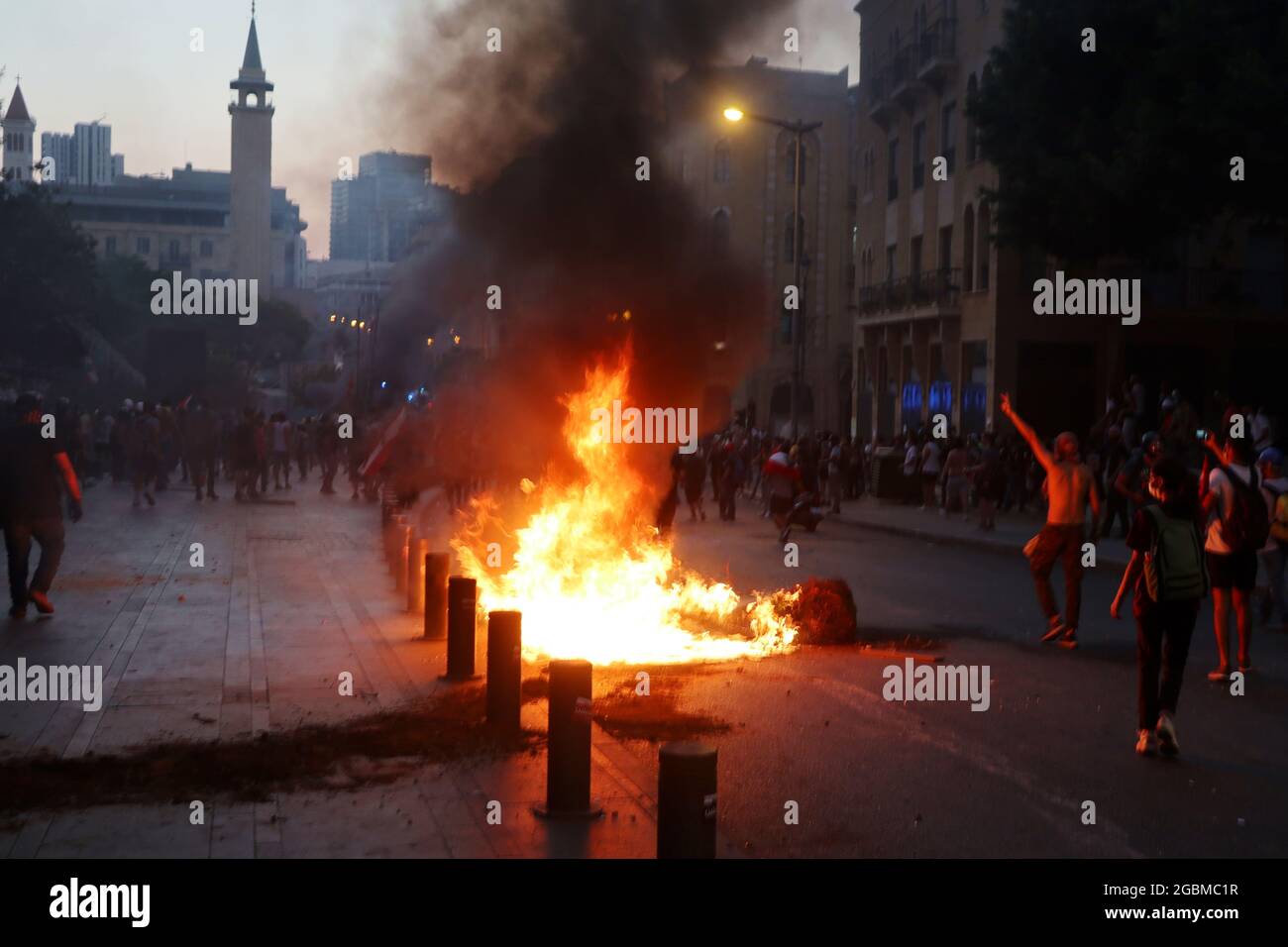 Beirut, Libanon. August 2021. Demonstranten versuchen, das libanesische Parlament in Beirut, Libanon, am 4. August 2021 anzugreifen. Am ersten Jahrestag von Port Blast, nach der Schweigeminute um 6:07 Uhr zu Ehren der Opfer, haben sich einige Leute an das Parlament gewandt und um Gerechtigkeit gebeten, als Soldaten mit Tränengas antworteten. (Foto: Elisa Gestri/Sipa USA) Quelle: SIPA USA/Alamy Live News Stockfoto