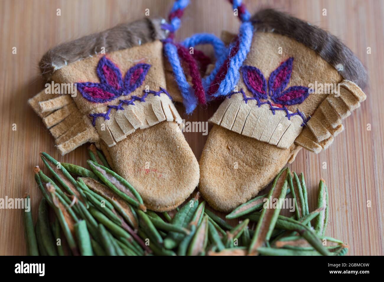 Einheimische handgefertigte Handschuhe aus Elchleder, Kanada Stockfoto