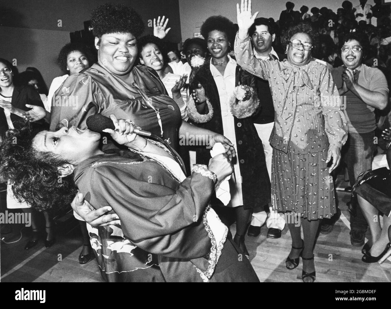 Austin, Texas, USA,1988: Gospel-Sängerin Shirley Caesar gibt während einer Gospel-Musik-Convention eine energiegeladene Performance ab. ©Bob Daemmrich Stockfoto