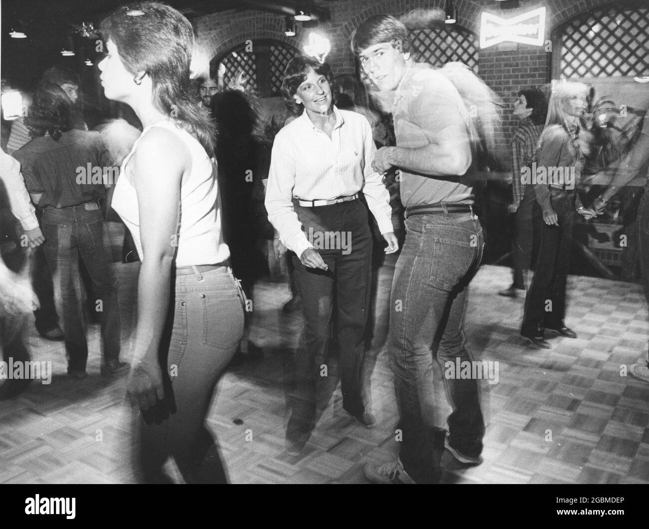 Austin, Texas USA, um 1983: Paare auf der überfüllten Tanzfläche der Silver Dollar Tanzhalle in Nord-Austin. ©Bob Daemmrich Stockfoto