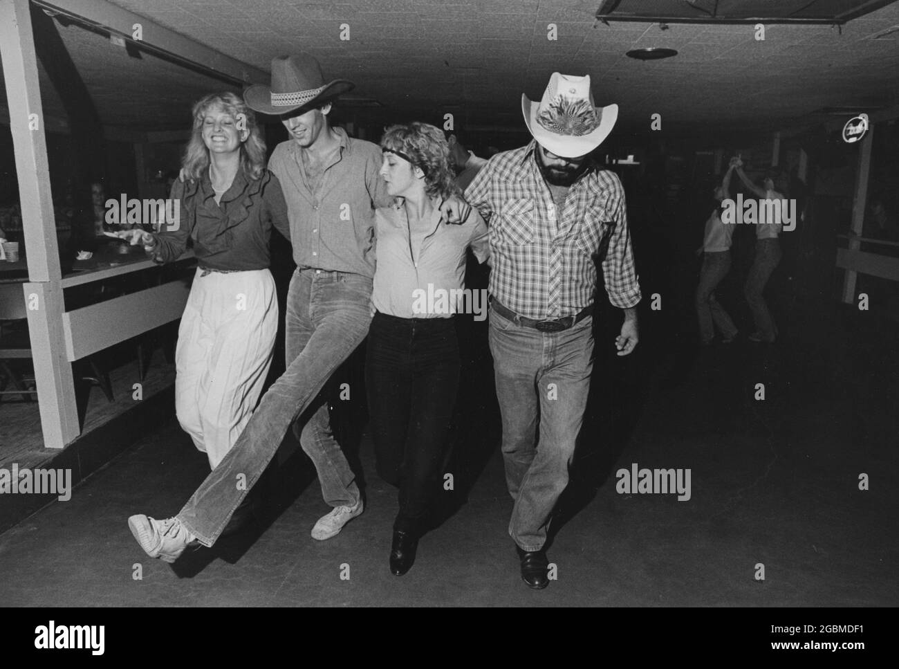 Austin, Texas, USA, um 1982: Paare machen die schottische auf der Tanzfläche der Broken Spoke Dance Hall in Süd-Austin, als eine Live-Country- und Western-Tanzband spielt. ©Bob Daemmrich Stockfoto
