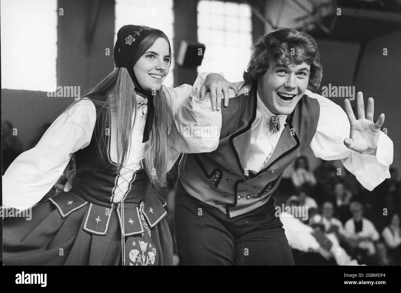 Stoughton Wisconsin USA, 1975: Junge Tänzer in traditioneller norwegischer Kleidung führen traditionellen norwegischen Tanz während eines Schulprogramms über das norwegische Erbe der Stadt. ©Bob Daemmrich Stockfoto