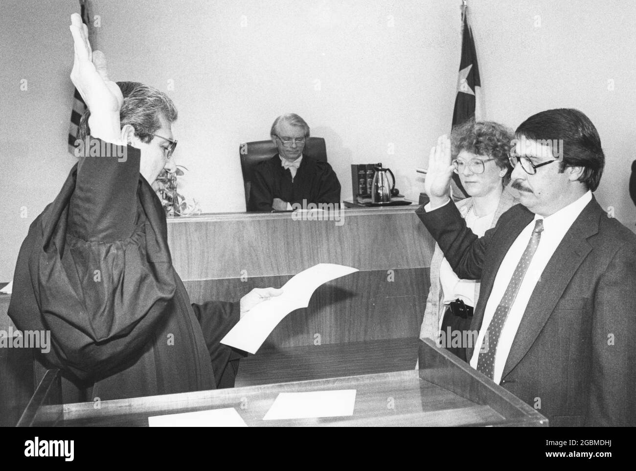 Austin Texas USA, 1996: Wilfred Aguilar (rechts) wird als Bezirksrichter vereidigt. ©Bob Daemmrich Stockfoto