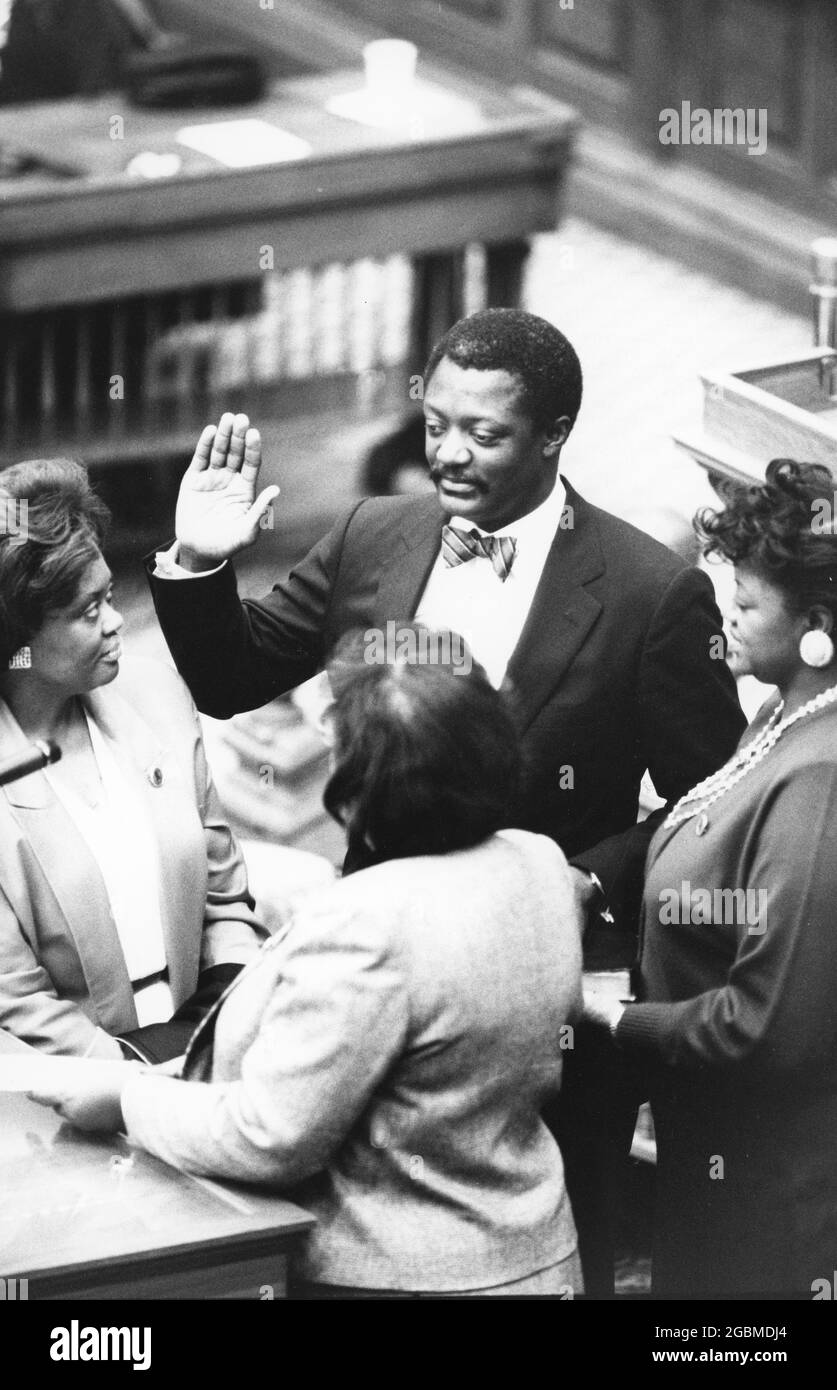 Austin Texas USA,1990: Morris Overstreet, der erste Schwarze, der in ein staatenweites Amt in Texas gewählt wurde, wird als Richter am texanischen Berufungsgericht vereidigt. ©Bob Daemmrich Stockfoto