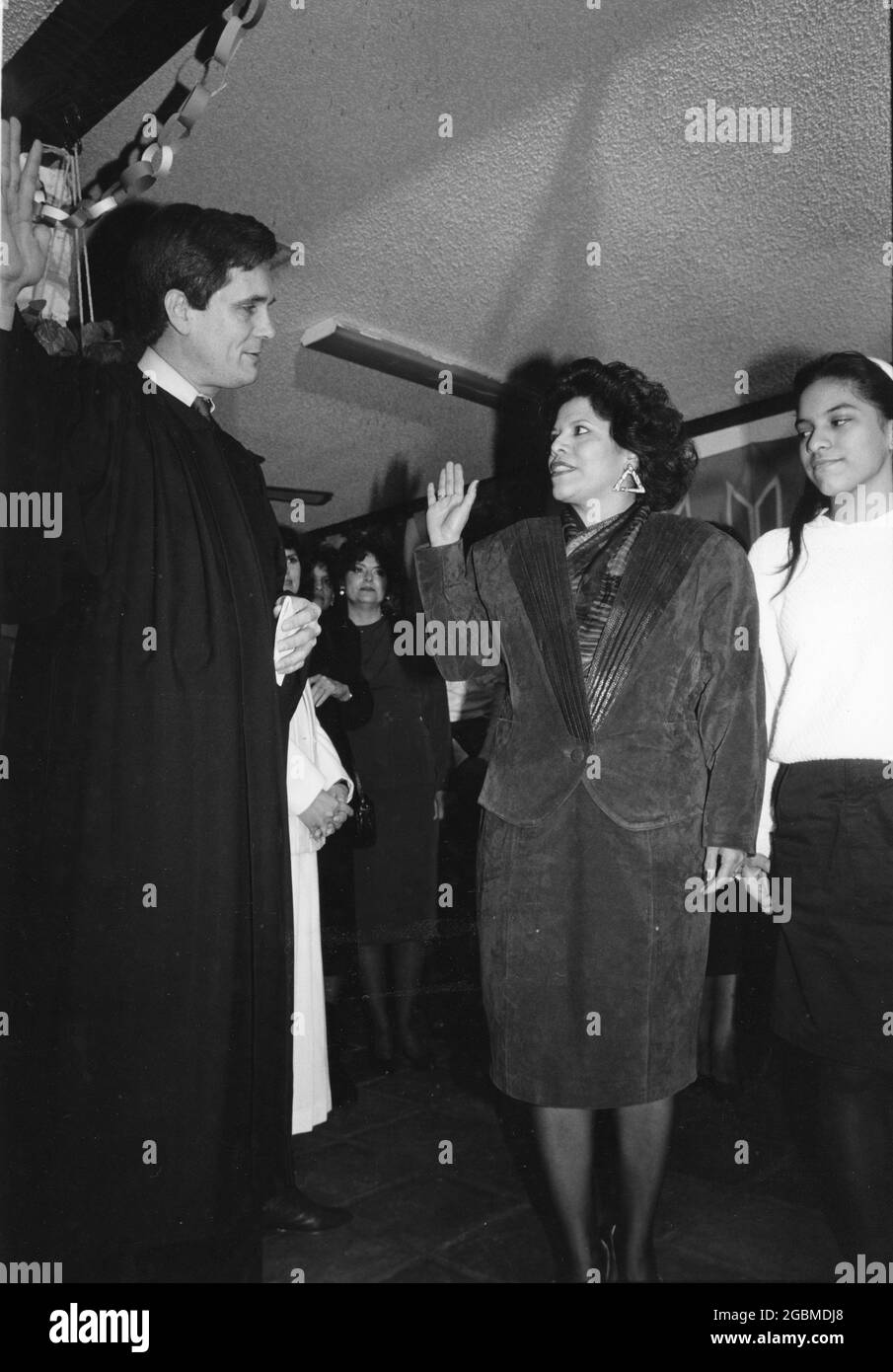 Austin Texas USA, 1991: Amalia Rodriguez-Mendoza wird als erste Hispanic vereidigt, die zum Bezirksbeamten von Travis County gewählt wurde. ©Bob Daemmrich Stockfoto