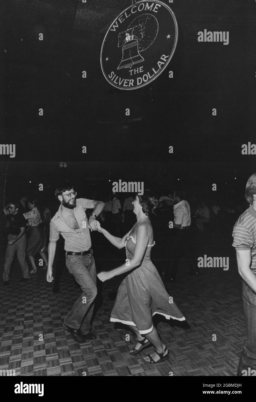 Austin, Texas USA, um 1983: Paare genießen Swing-Tanz zu Country- und Western-Musik im Silver Dollar Dance Club in Nord-Austin. ©Bob Daemmrich Stockfoto