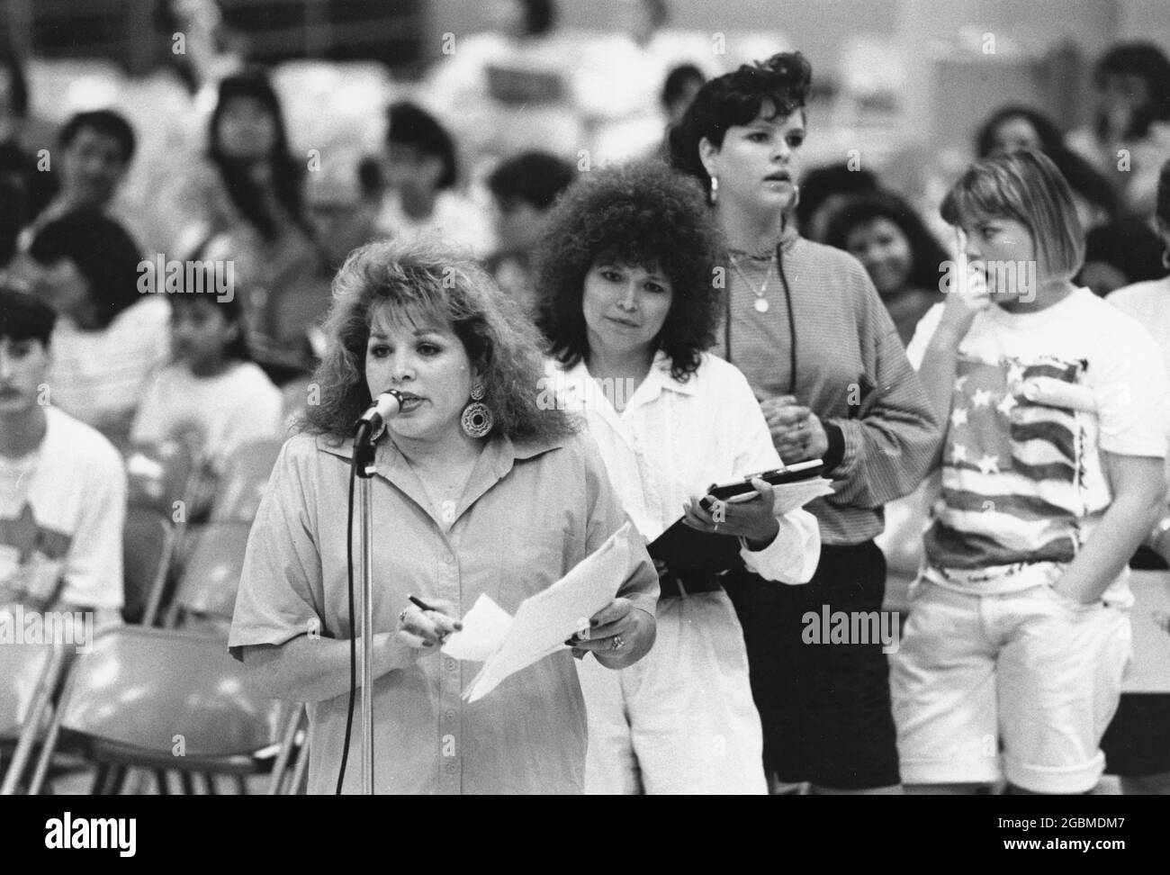 Austin, Texas, USA, um 1992: Weibliche Eltern bezeugen vor Mitgliedern des Schulvorstandes bei einer öffentlichen Anhörung über die mögliche Schließung der Schule ihres Kindes aufgrund niedriger Einschulungen. ©Bob Daemmrich Stockfoto
