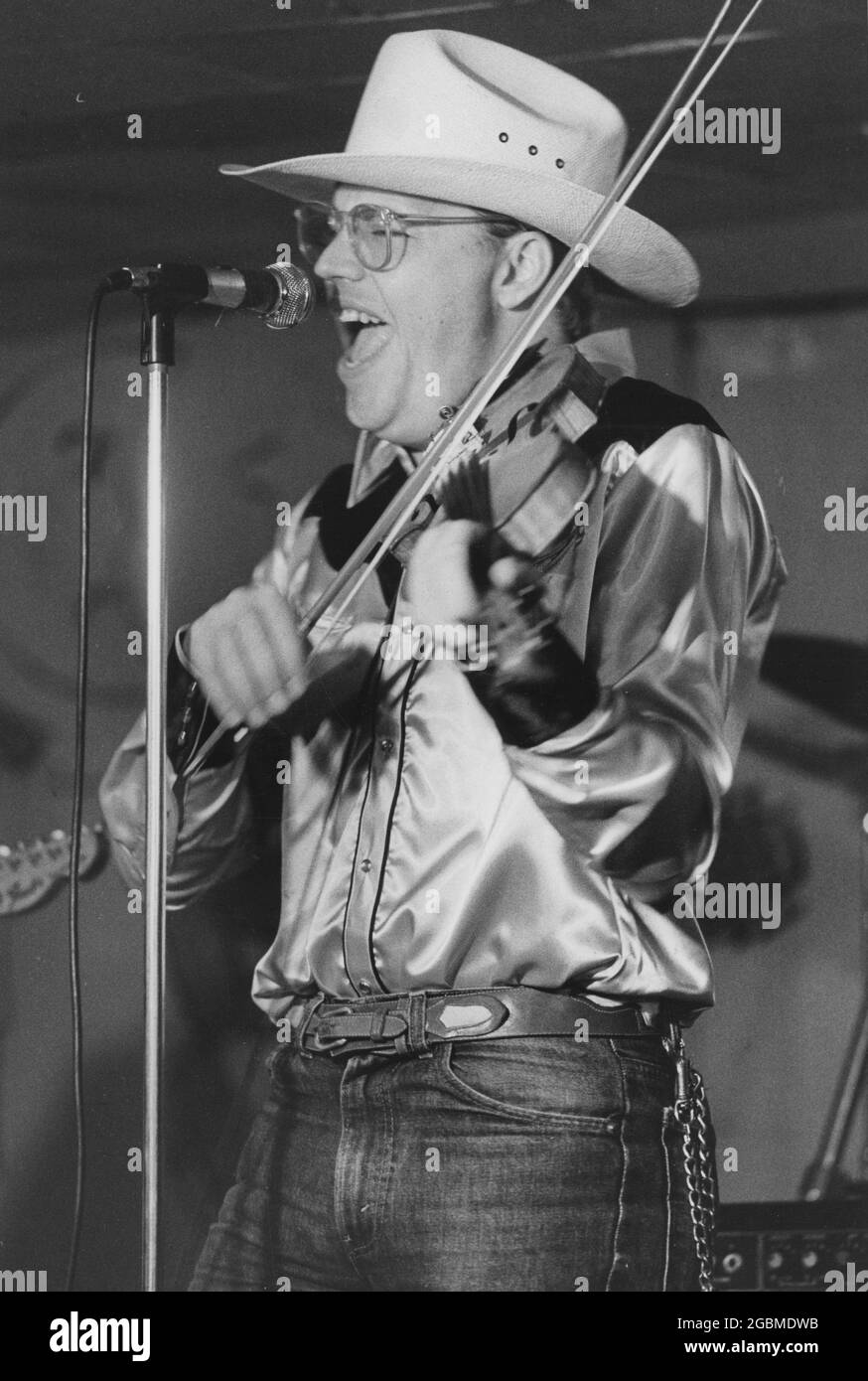 Austin Texas USA, um 1984: Der legendäre Austin-Musiker Alvin Crow tritt in der Broken Spoke Dance Hall auf. ©Bob Daemmrich Stockfoto