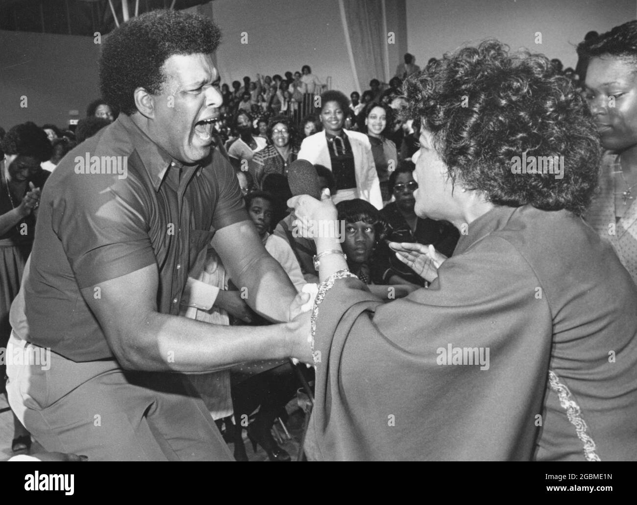 Austin, Texas, USA,1988: Gospel-Sängerin Shirley Caesar schüttelt sich bei einem Auftritt in einem voll besetzten Lokal mit emotionalen Fans die Hände. ©Bob Daemmrich Stockfoto