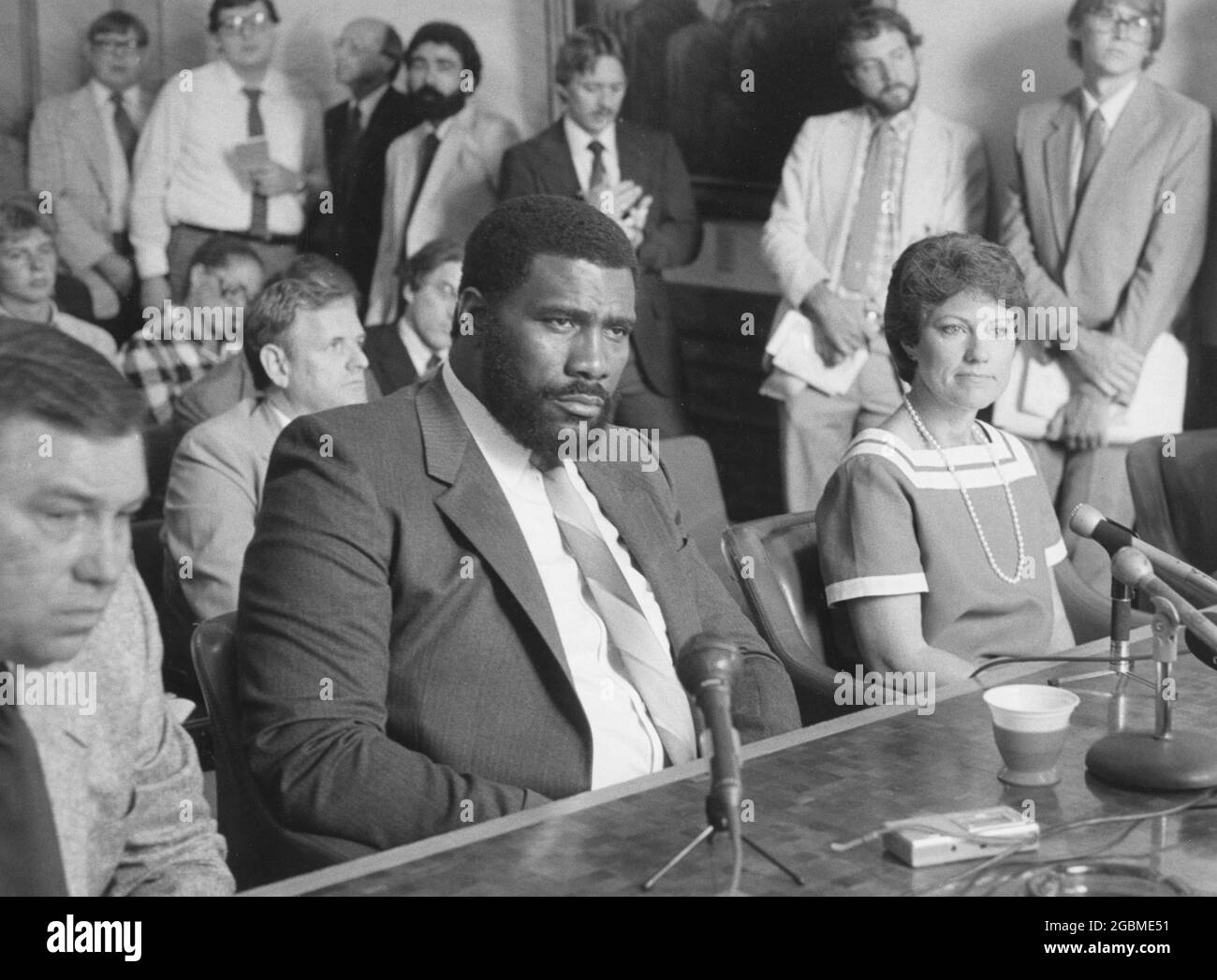 Austin, Texas, USA, 1983: Der pensionierte Profifußballspieler meint, Joe Greene zieht eine Menge zu einer Anhörung im Texas Capitol für seine Ernennung zum Board of Regents an seiner alma Mater, North Texas State University. Greene ist die erste schwarze Person, die nominiert wurde, um im Vorstand der Schule zu dienen. ©Bob Daemmrich Stockfoto