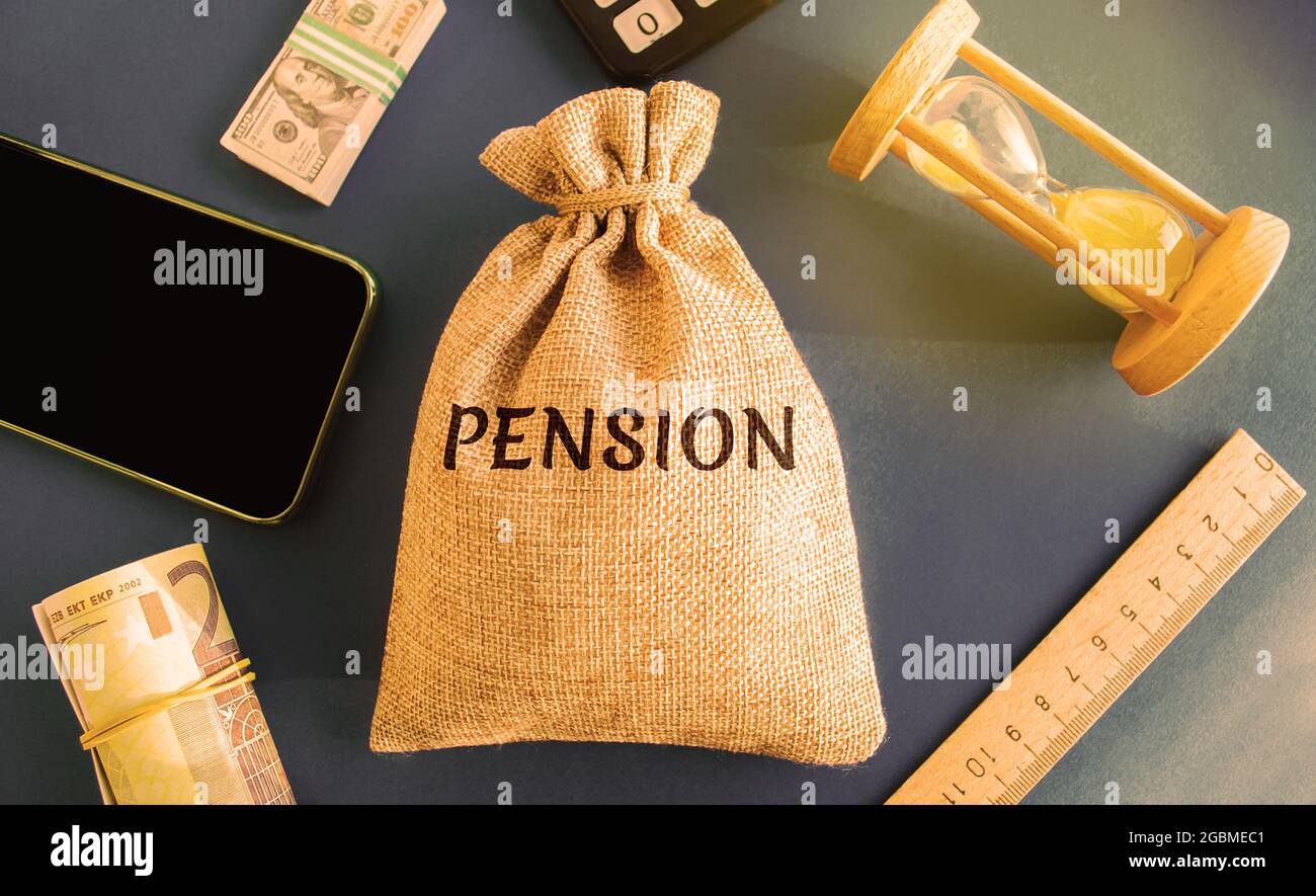 Eine Tasche mit Geld und dem Wort Pension. Pensionszahlungen. Hilfe aus dem Staat. Akkumulation und Einsparung von Geld. Akkumulation von Rentenbeiträgen, en Stockfoto