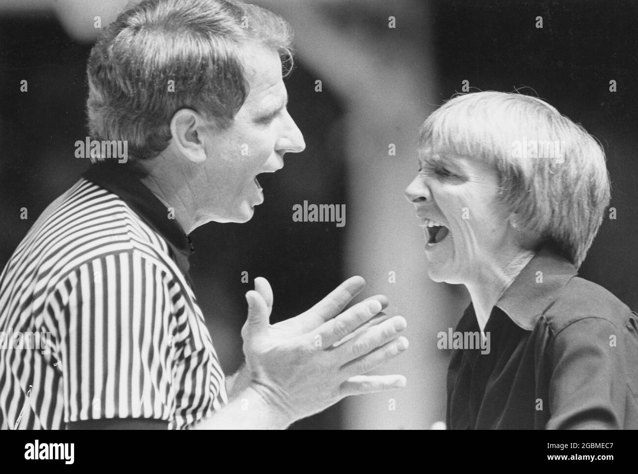 Austin Texas USA, um 1983: Trainerin der Basketballmannschaft der High School-Mädchen streitet während des Spiels mit Schiedsrichterinnen. ©Bob Daemmrich Stockfoto